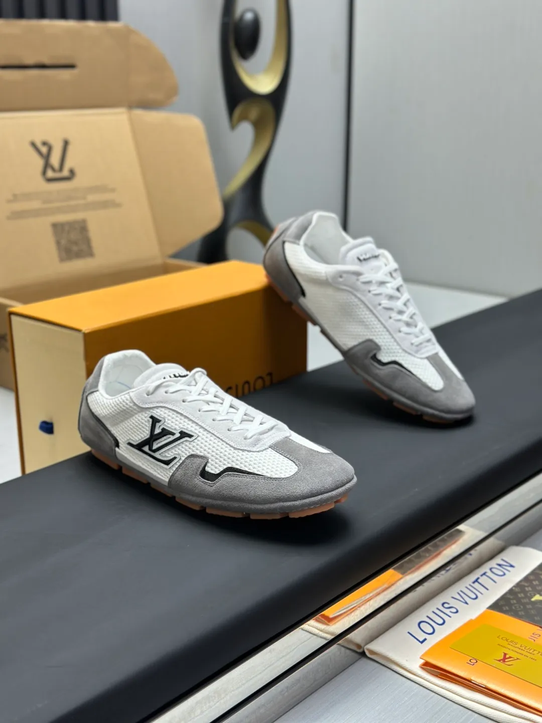 👟👟Ex-factory price 680👟👟 (Top version fully packaged) LV Louis Vuitton L Family Donkey Brand Latest Rally Series Mesh Casual Sports Shoes Doudou Shoes Original purchase, development and production This LV Rally sports shoe is made of suede cow leather and mesh fabric, and a rubber pad outsole is incorporated into the driving shoe configuration, making it a modern choice that is both comfortable and light. The LV letters on the side, the handwritten Louis Vuitton logo on the rear, and the Vuitton logo on the tongue and outsole jointly brand the brand mark. Exquisite packaging at the delivery counter🛍📦 ▪️Fabric: Original customized imported mesh + cowhide ▪️Inner lining: Original customized breathable mesh lining ▪️Outsole: Original molded anti-slip rubber material ▪️Sole thickness: 2CM ▪️Size: Men's 39-45
